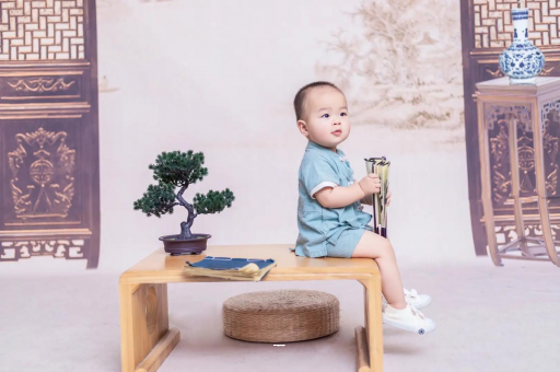 三沙宝宝边吃奶边挣扎烦躁